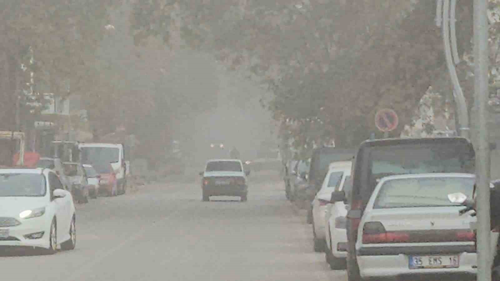 BALIKESİR’İN SINDIRGI İLÇESİNDE SABAH SAATLERİNDE ETKİLİ OLAN YOĞUN SİS, İLÇE GENELİNDE GÖRÜŞ...