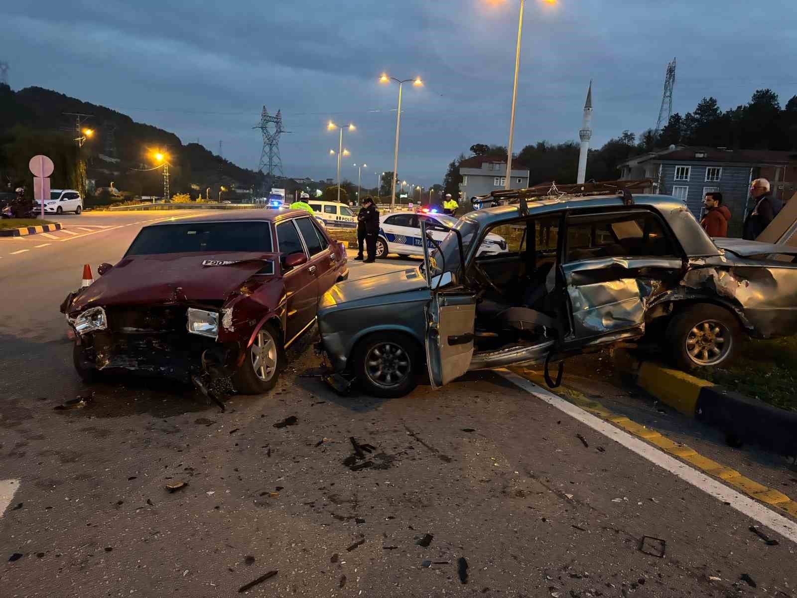 BARTIN'DA KAVŞAKTA 2 OTOMOBİL ÇARPIŞTU. FRCİ KAZADA HER İKİ ARAÇTA BULUNAN TOPLAM 6 KİŞİ...
