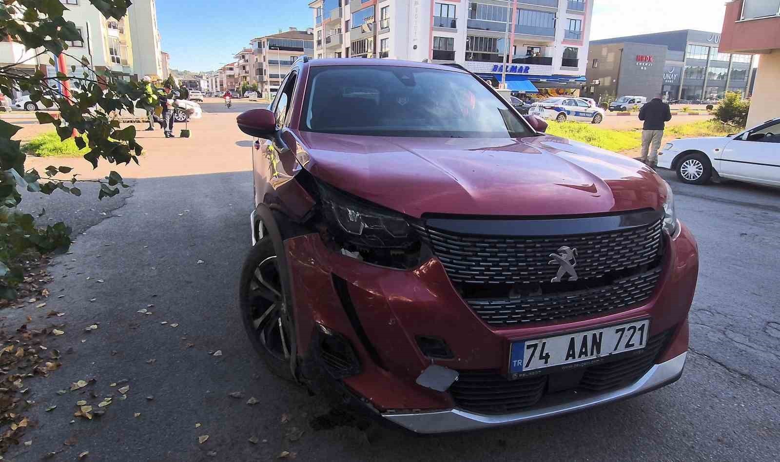 BARTIN'DA SGK BİNASI ÖNÜNDEKİ KAVŞAKTA 2 OTOMOBİL ÇARPIŞTI. GÜVENLİK KAMERASINA YANSIYAN KAZADA 3...