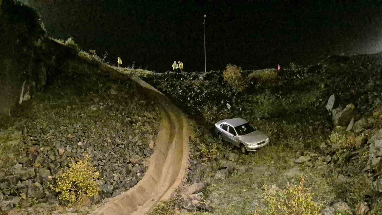 BARTIN'DA YAĞIŞ NEDENİYLE KONTROLDEN ÇIKAN OTOMOVİL VİYADÜKTEN UÇTU. YAKLAŞIK 20 METRE...