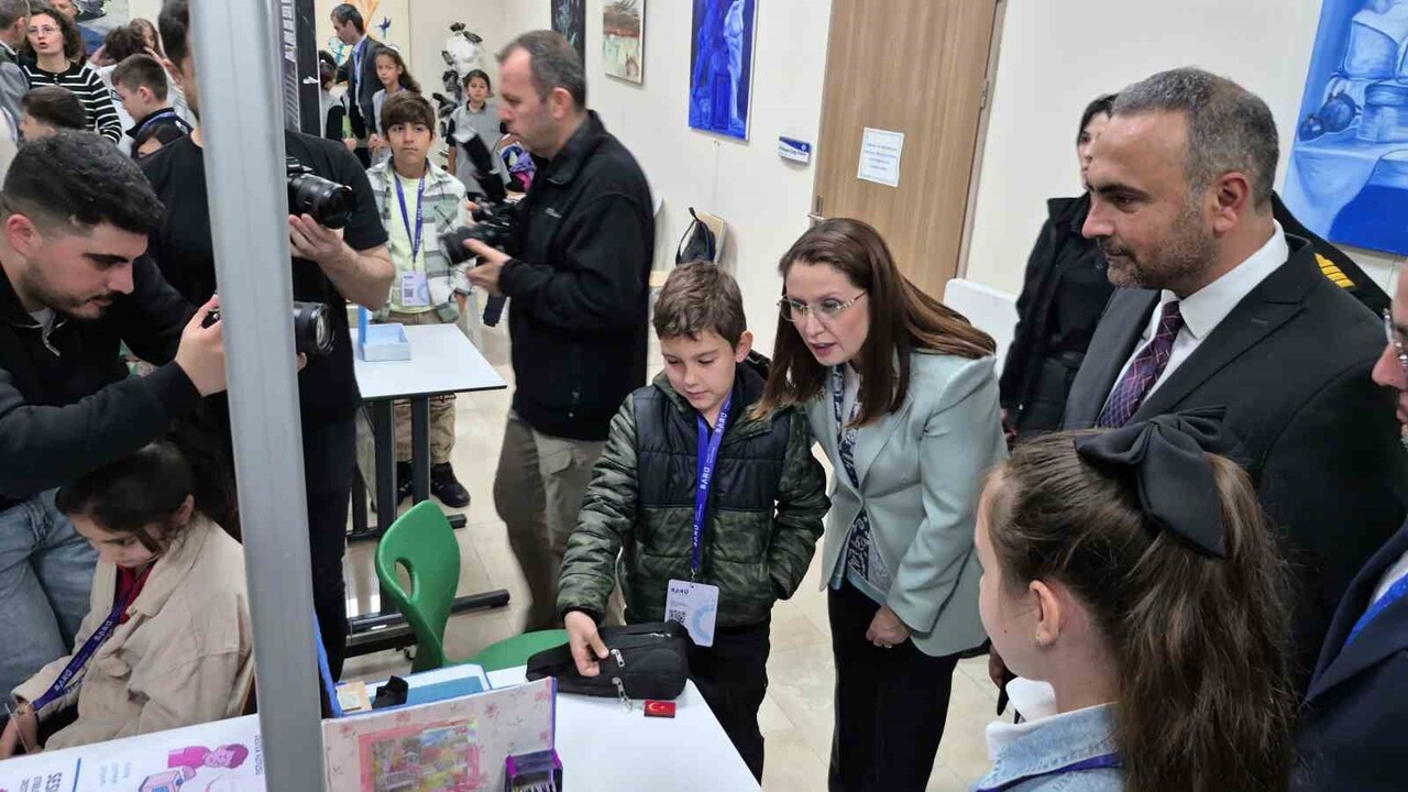 BARTIN VALİSİ NURTAÇ ARSLAN, SERGİ ALANINI GEZDİ.