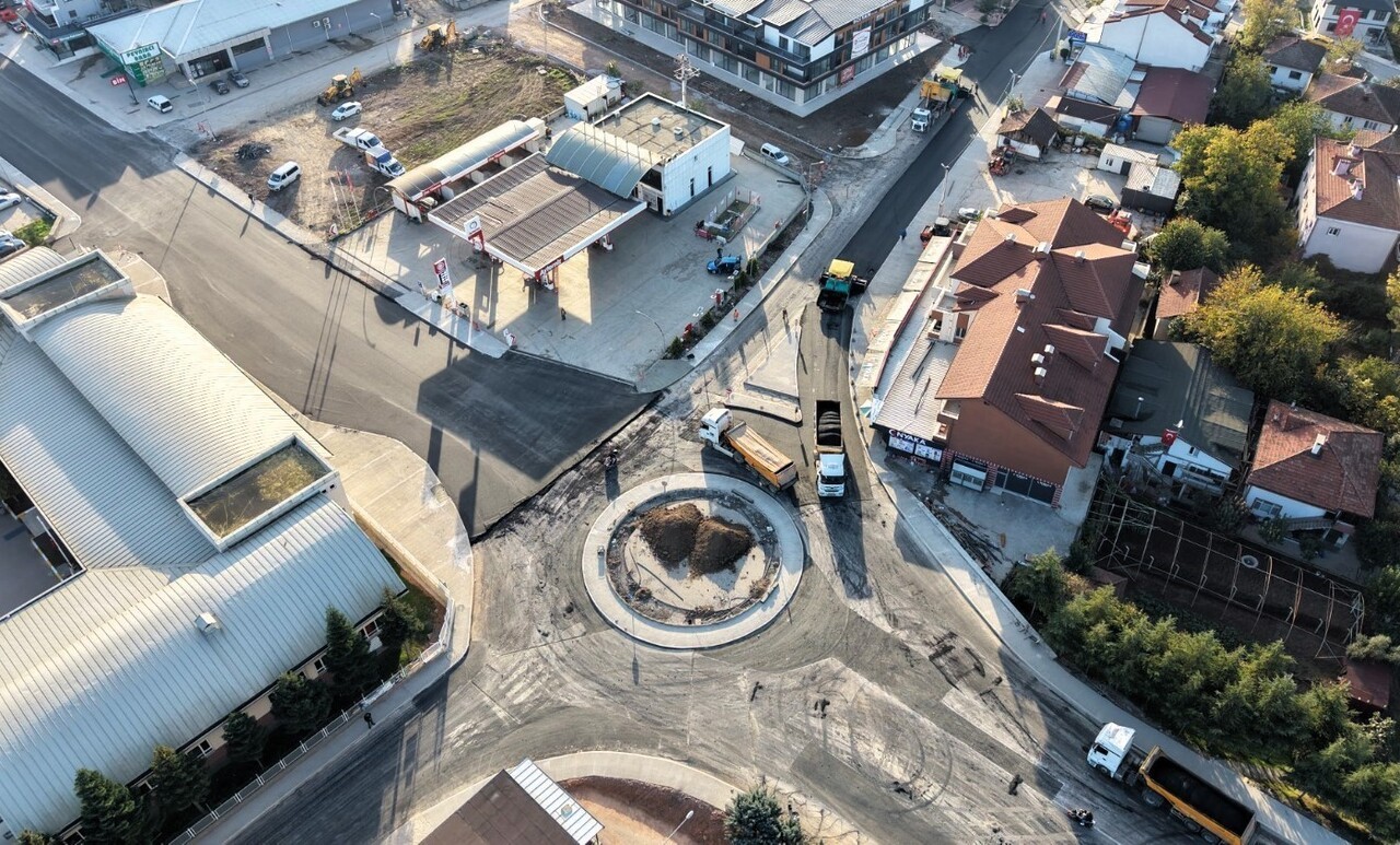 BAŞİSKELE'DE 10 MAHALLEYİ KAPSAYAN 7 AYRI NOKTADA BAŞLATILAN KAVŞAK DÜZENLEME ÇALIŞMALARIYLA...