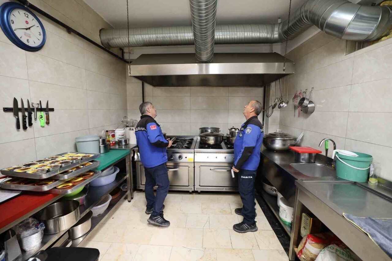 BAŞİSKELE BELEDİYESİ ZABITA MÜDÜRLÜĞÜ EKİPLERİ, HALK SAĞLIĞININ KORUNMASI AMACIYLA İLÇE...