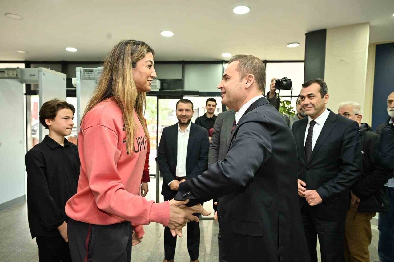 BAŞKAN AKIN, MİLLİ SPORCULARI AĞIRLADI