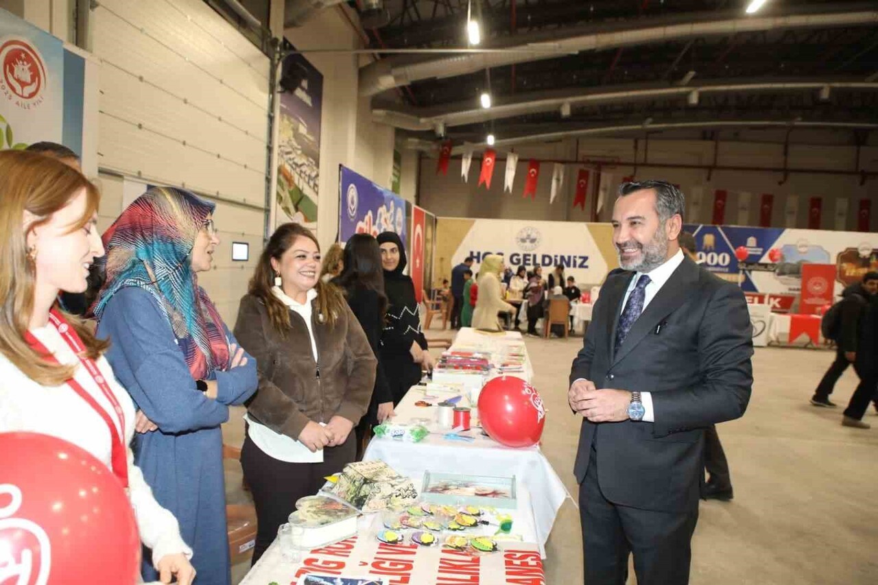 BAŞKAN ŞERİFOĞULLARI, AİLEFEST’TE AİLELERLE BULUŞTU; GENÇ ÇİFTİN NİKAHINI KIYDI