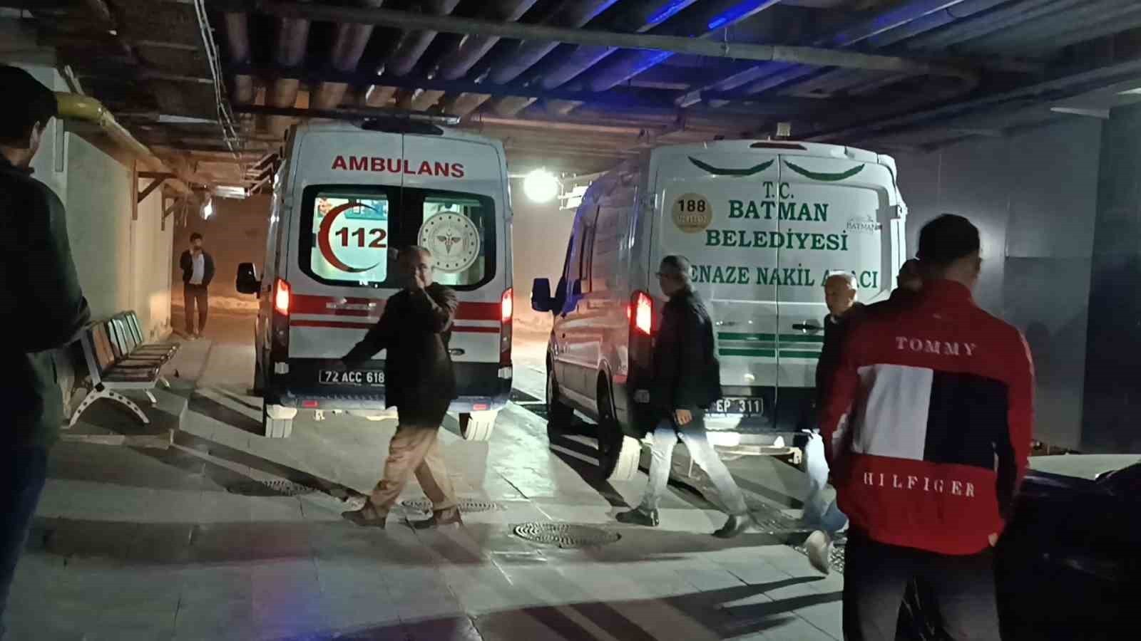 BATMAN'DA BİR İNŞAAT ALANINDA ÇÖKEN BETON KALIBI ALTINDAN AĞIR YARALI OLARAK ÇIKARTILAN İŞÇİLERDEN...