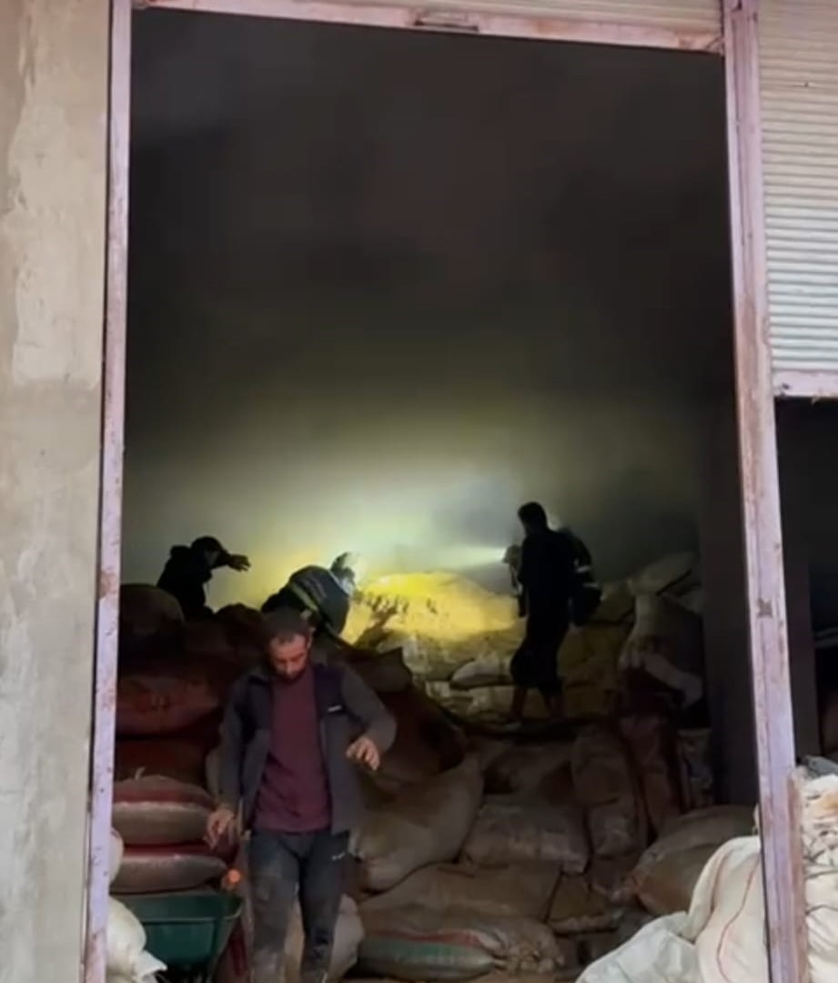 BATMAN'DA SABAH SAATLERİNDE BİR BİNANIN ALT KATINDA BULUNAN SAMAN VE ARPA DEPOSUNDA ÇIKAN YANGIN...