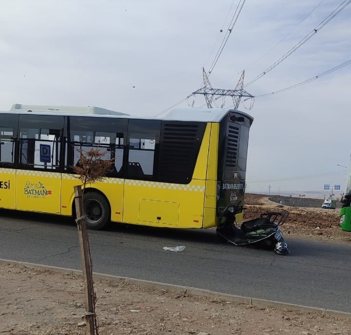 BATMAN'DA, YOLCU ALMAK İÇİN YOL KENARINDA DURAN BELEDİYE HALK OTOBÜSÜNE MOTOSİKLET ÇARPTI. KAZADA...