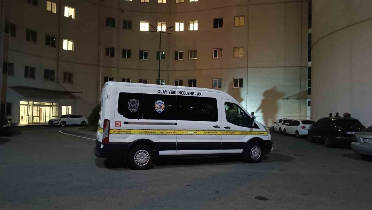 BATMAN’DA 26 YAŞINDAKİ A.Ç., BATMAN EĞİTİM VE ARAŞTIRMA HASTANESİNE GİREREK 5’İNCİ KATTAN ATLAYIP...