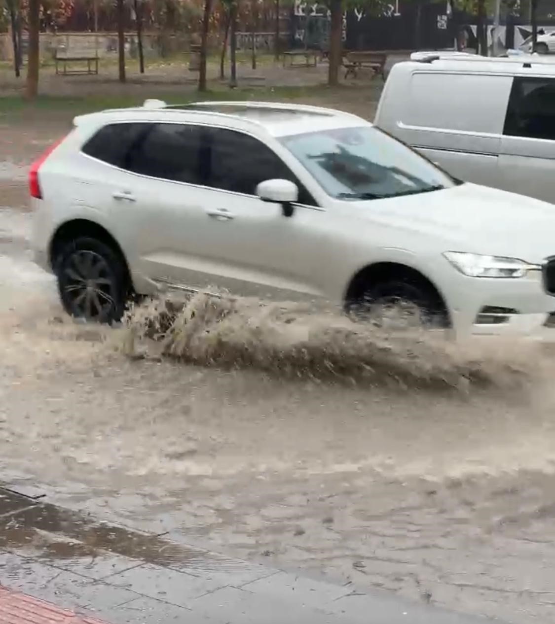 BATMAN’DA ETKİLİ OLAN SAĞANAK YAĞIŞ, ŞEHİR GENELİNDE CADDE VE SOKAKLARDA SU BİRİKİNTİLERİNE NEDEN...