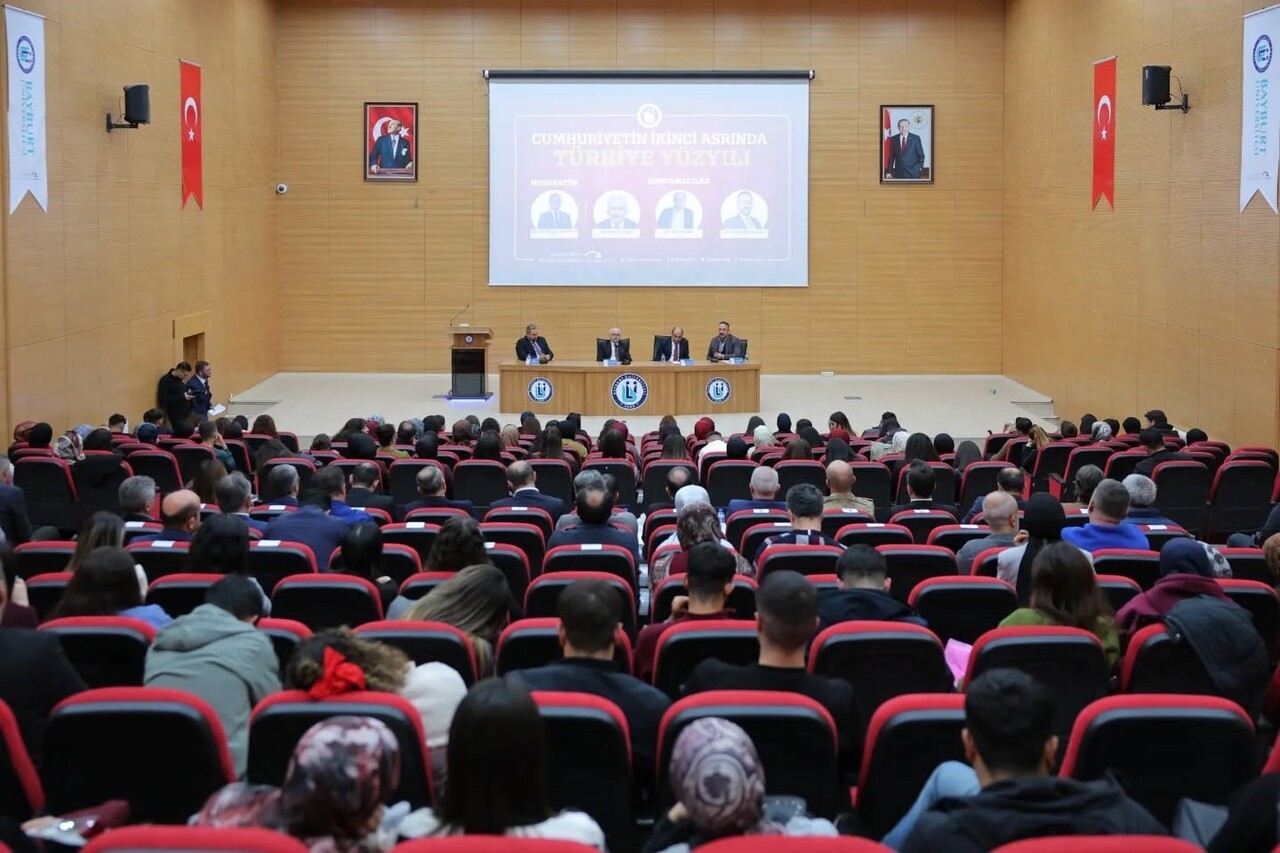 BAYBURT'TA ‘CUMHURİYETİN İKİNCİ ASRINDA TÜRKİYE YÜZYILI' PANELİ DÜZENLENDİ