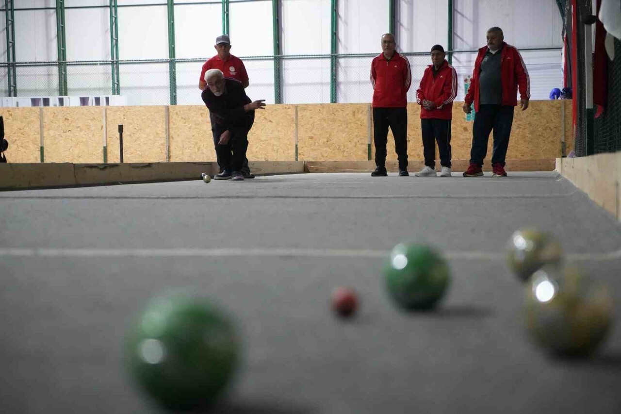 BAYBURT'TA DÜZENLENEN BOCCE MAÇINDA HUZUREVİ SAKİNLERİ HÜNERLERİNİ SERGİLEDİ