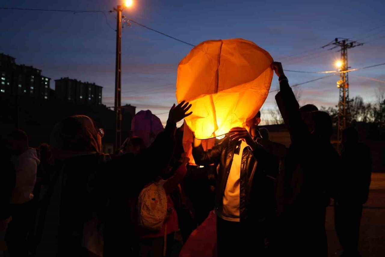 BAYBURT'TA ÖZEL ÖĞRENCİLER DİLEK FENERLERİNİ EŞİT VE ADİL BİR DÜNYA İÇİN GÖKYÜZÜNE...