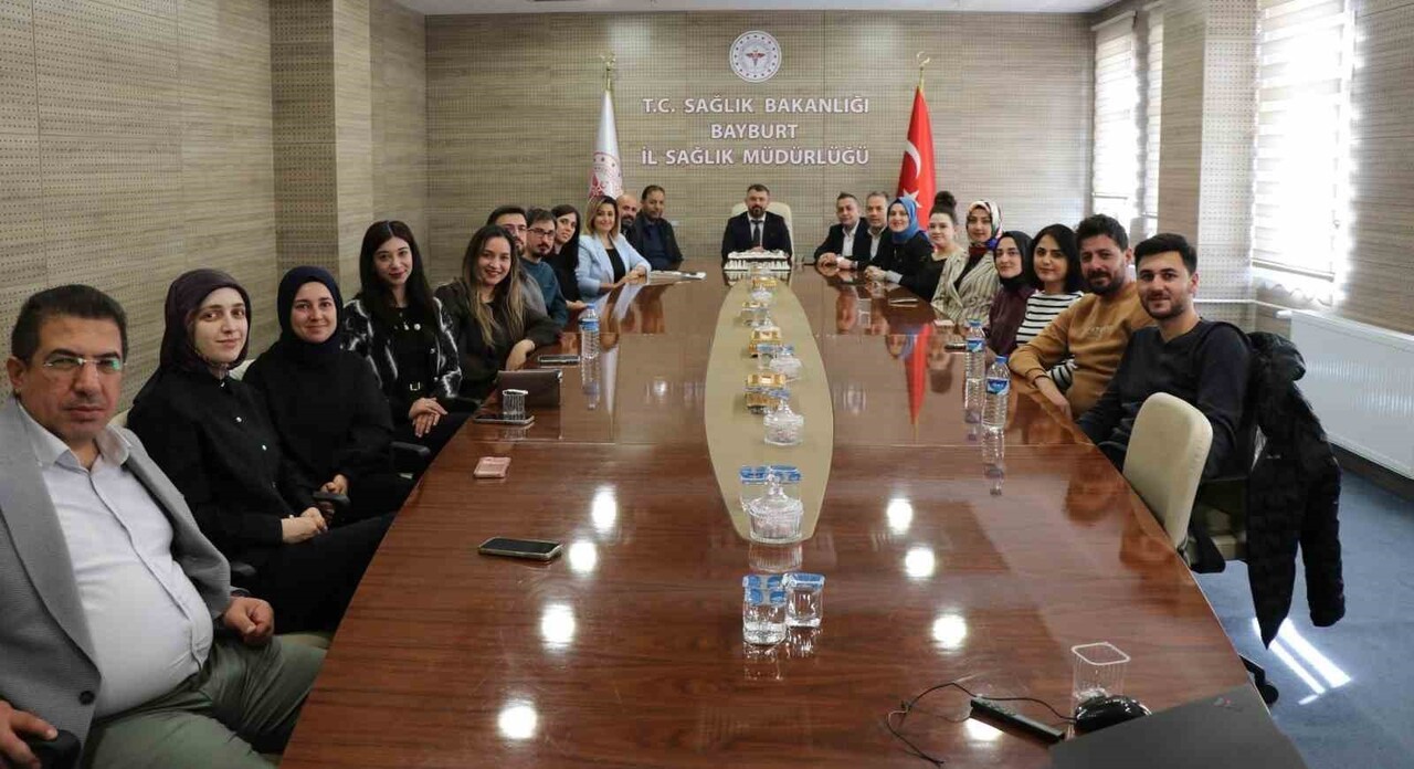 BAYBURT'TA ÜSTÜN BAŞARI GÖSTEREN DİŞ HEKİMLERİNE TEŞEKKÜR BELGESİ VERİLDİ