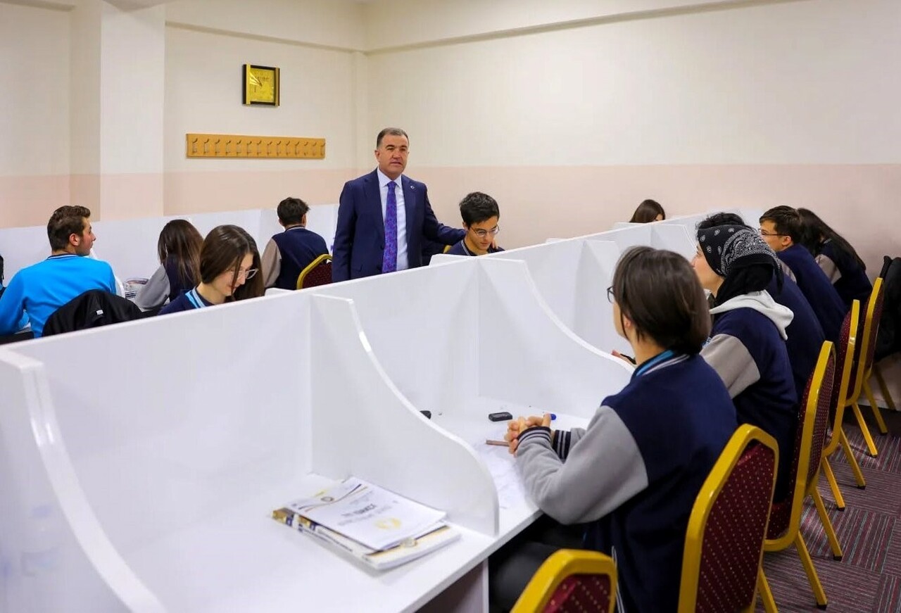 BAYBURT VALİSİ MUSTAFA ELDİVAN, BAYBURT FEN LİSESİ’Nİ ZİYARET EDEREK OKUL YÖNETİMİ, ÖĞRETMENLER VE...