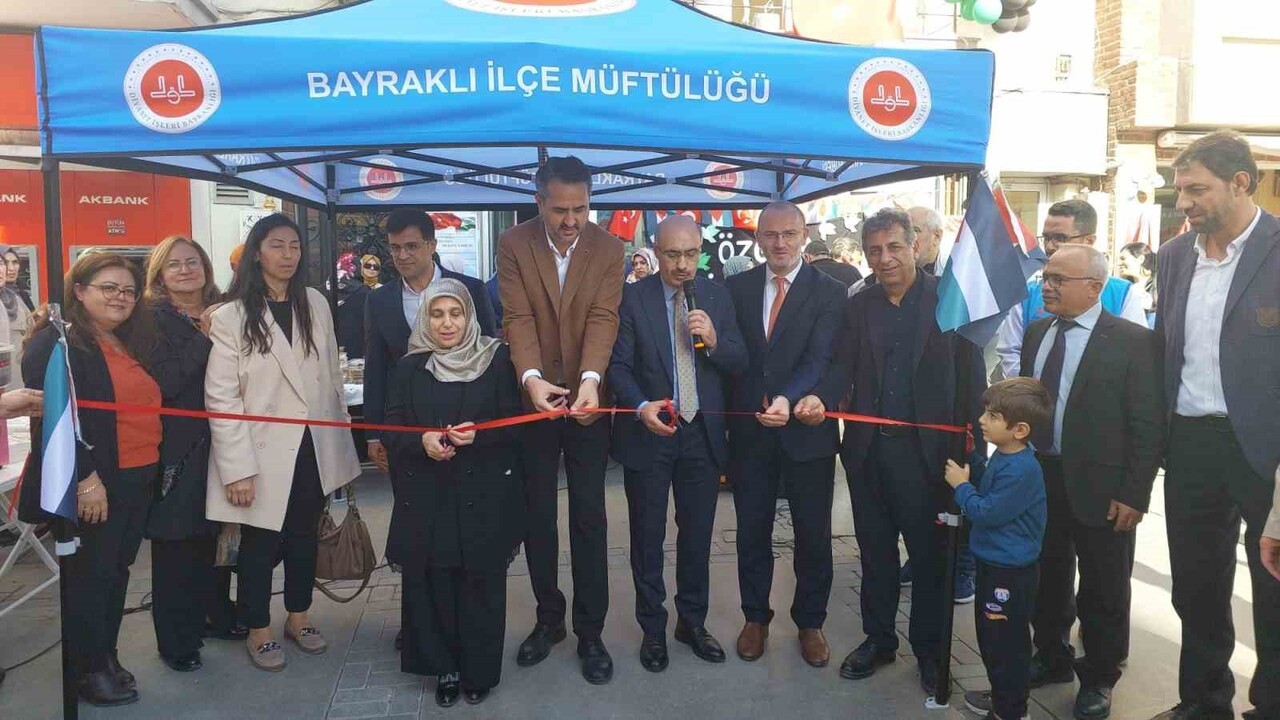 BAYRAKLI SEVGİ YOLU'NDA SATIŞA SUNULMAK ÜZERE KURULAN HAYIR SERGİSİNİN AÇILIŞ PROGRAMINA BAYRAKLI...