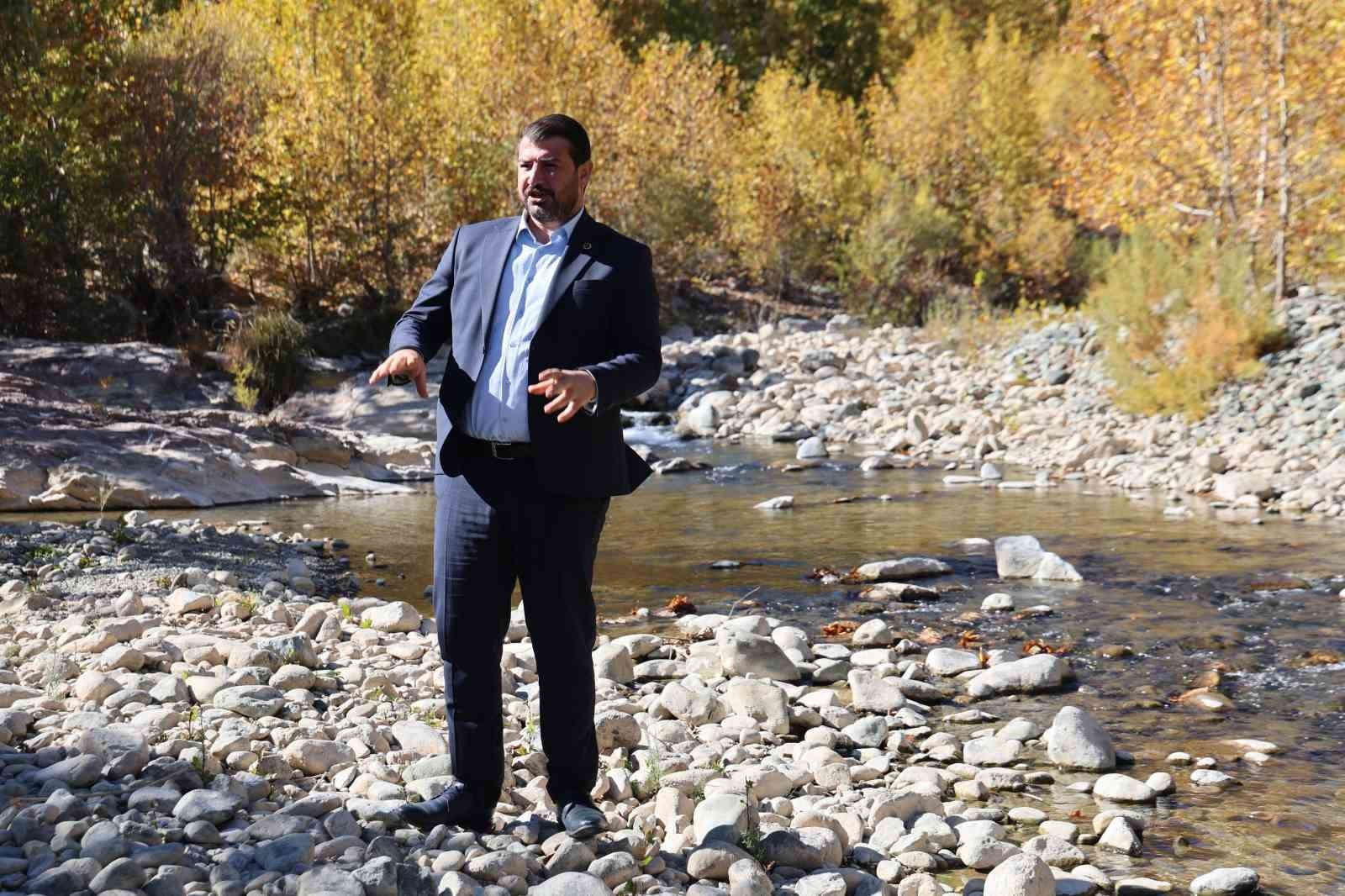 BELEDİYE BAŞKANI ALTINIŞIK: "ETİ KROM MADEN ATIKLARINI DERE YATAKLARINA DÖKÜYOR" DEDİ