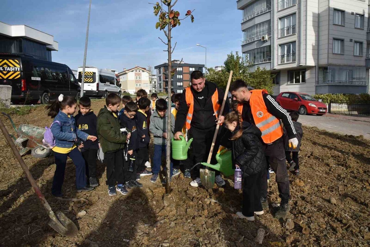 BELEDİYENİN PARK VE BAHÇELER MÜDÜRLÜĞÜ EKİPLERİNİN KOORDİNASYONUNDA GERÇEKLEŞTİRİLEN ETKİNLİKTE...