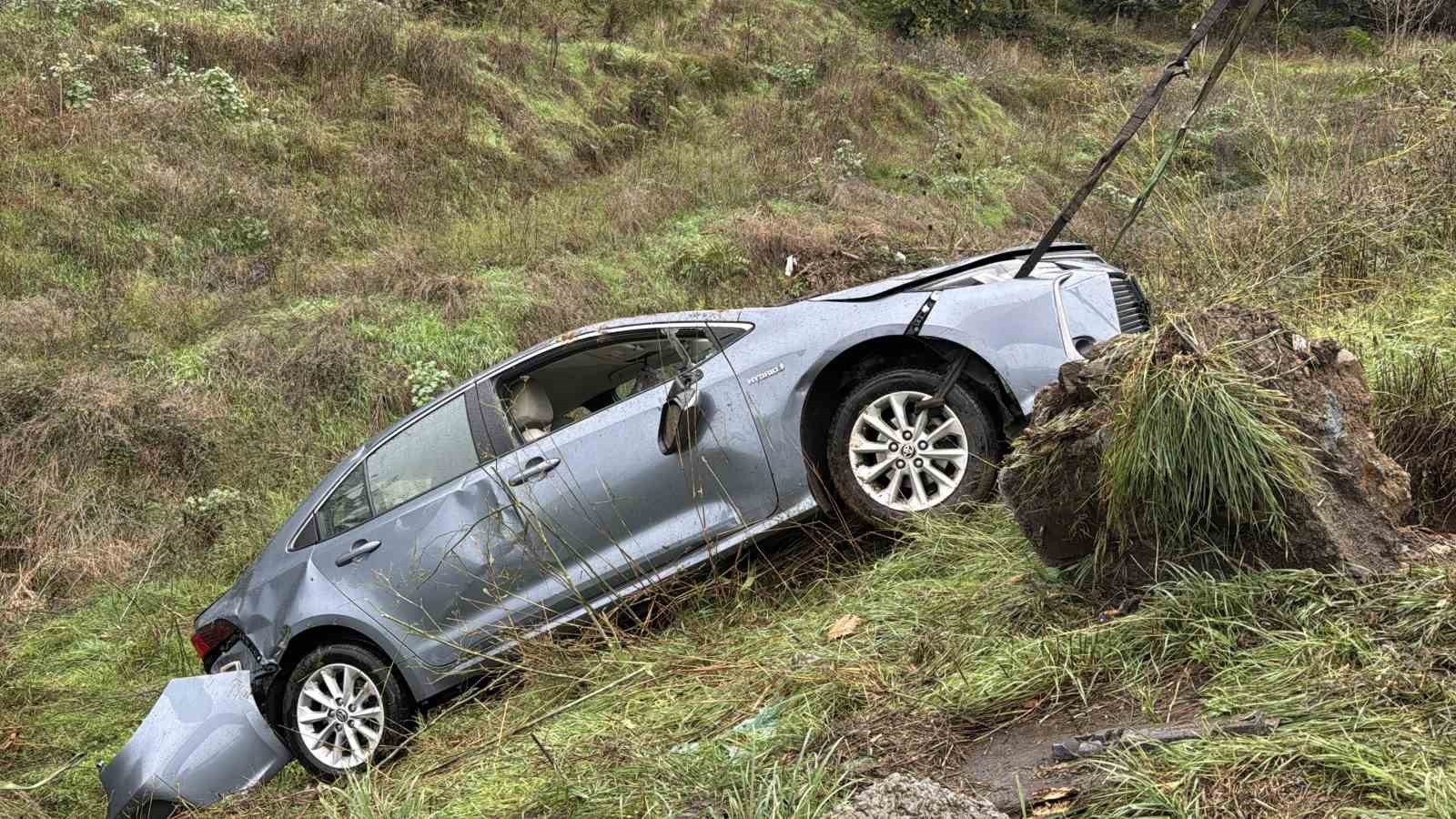 BEŞİKTAŞ'TA YAĞMUR NEDENİYLE KAYGANLAŞAN YOLDA ARACININ DİREKSİYON HAKİMİYETİNİ KAYBEDEN SÜRÜCÜ...