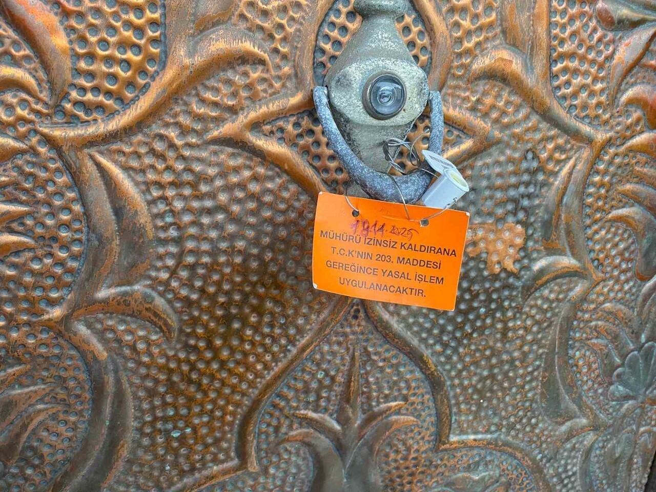 BEYKOZ’DA 3 KATLI İKİ BİNANIN DUVARLARINDA VE ZEMİNİNDE OLUŞAN ÇATLAKLAR NEDENİYLE YAPILAR TEDBİR...