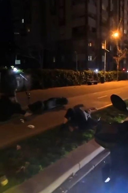 BEYLİKDÜZÜ’NDE KOŞARAK YOLDAN KARŞIYA GEÇEN BİR VATANDAŞA, KALDIRIMDA İLERLEYEN ELEKTRİKLİ SCOOTER...