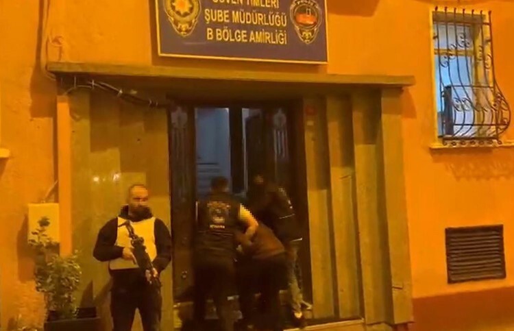 BEYOĞLU’NDA BİR İŞ YERİNDEN İKİ ADET VALİZ ARDINDAN DA BAŞKA BİR İŞ YERİNDEN CEP TELEFONU ÇALARAK...