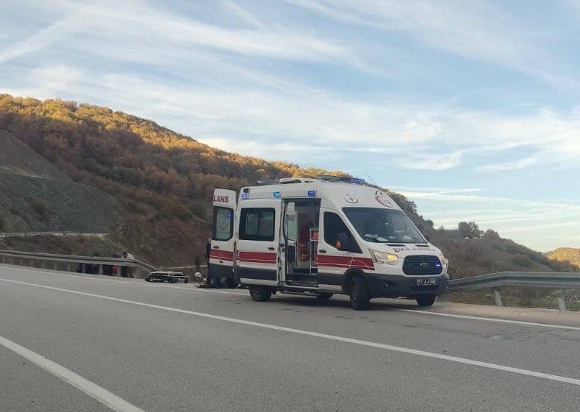 BİLECİK'TE KAMYONET SÜRÜCÜSÜ ELEKTRİK DİREĞİNE ÇARPTI: 1 YARALI