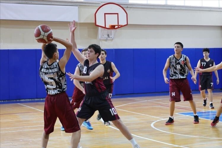 BİLECİK'TE ÖĞRENCİLER HEM SPORDA HEM OKULDA BAŞARI İÇİN MÜCADELE EDİYOR