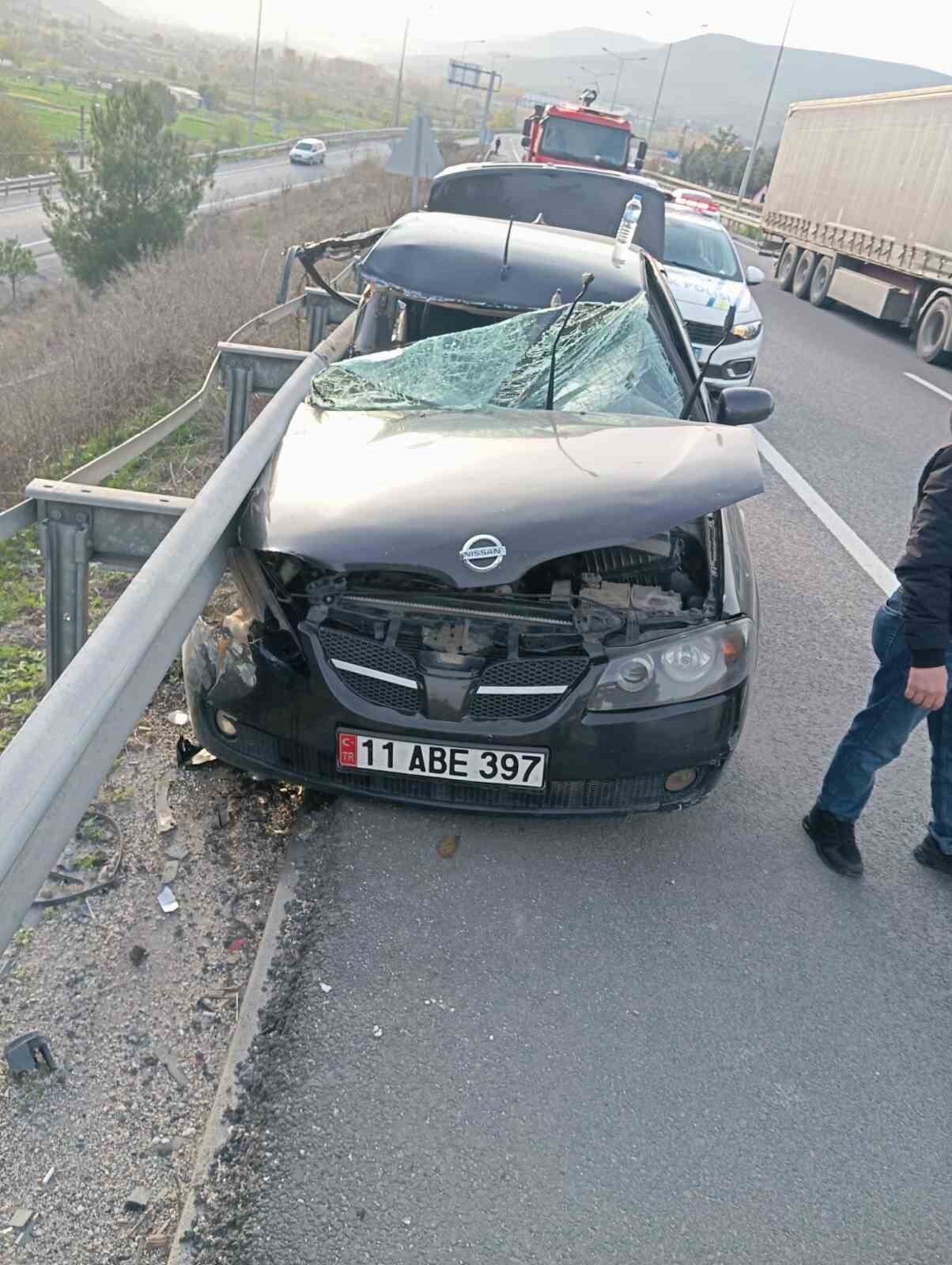 BİLECİK'TE SEYİR HALİNDE KONTROLDEN ÇIKAN OTOMOBİL BARİYERLERE ÇARPARKEN, MEYDANA GELEN TRAFİK...