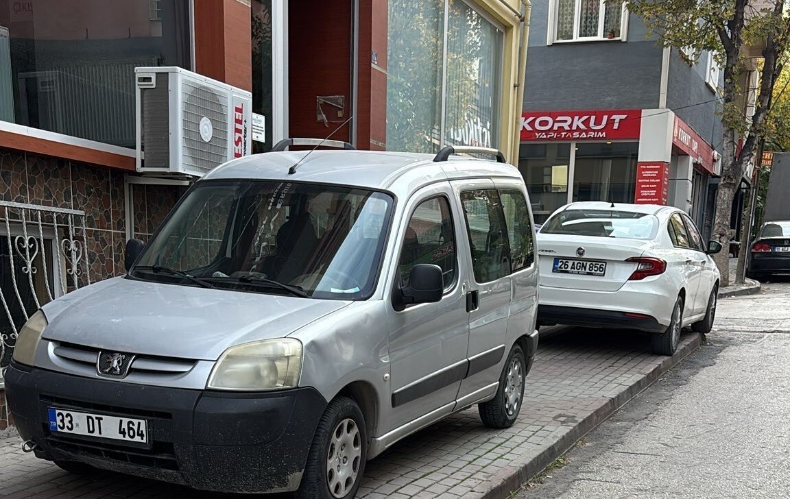 BİLECİK'TE SOKAK ARALARINDA KALDIRIMLARA PARK EDİLEN ARAÇLAR YAYALARI ÇİLEDEN ÇIKARIYOR.