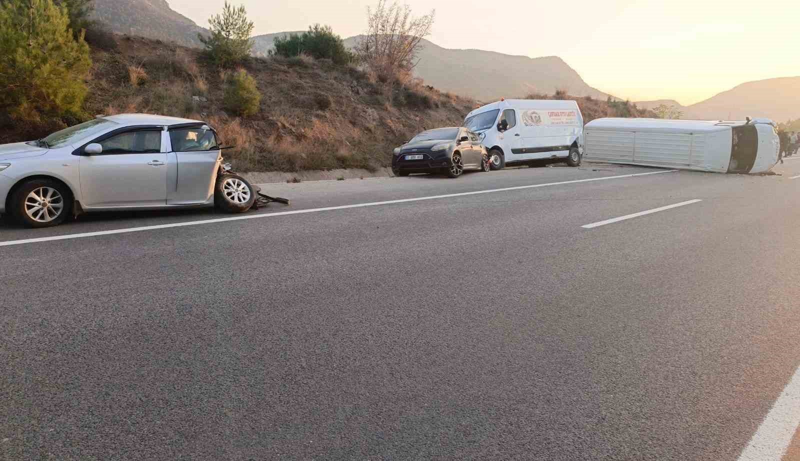 BİLECİK'TE TOPLAM 4 ARACIN KARIŞTIĞI ZİNCİRLEME TRAFİK KAZASINDA HAFİF ŞEKİLDE YARALANAN 3 KİŞİ...