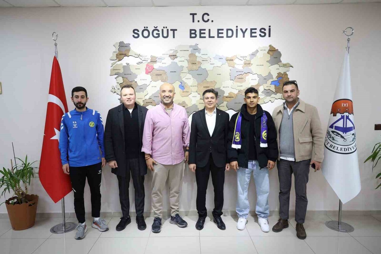 BİLECİK’TE GENÇ FUTBOLCU PROFESYONEL FUTBOLA ADIM ATTI