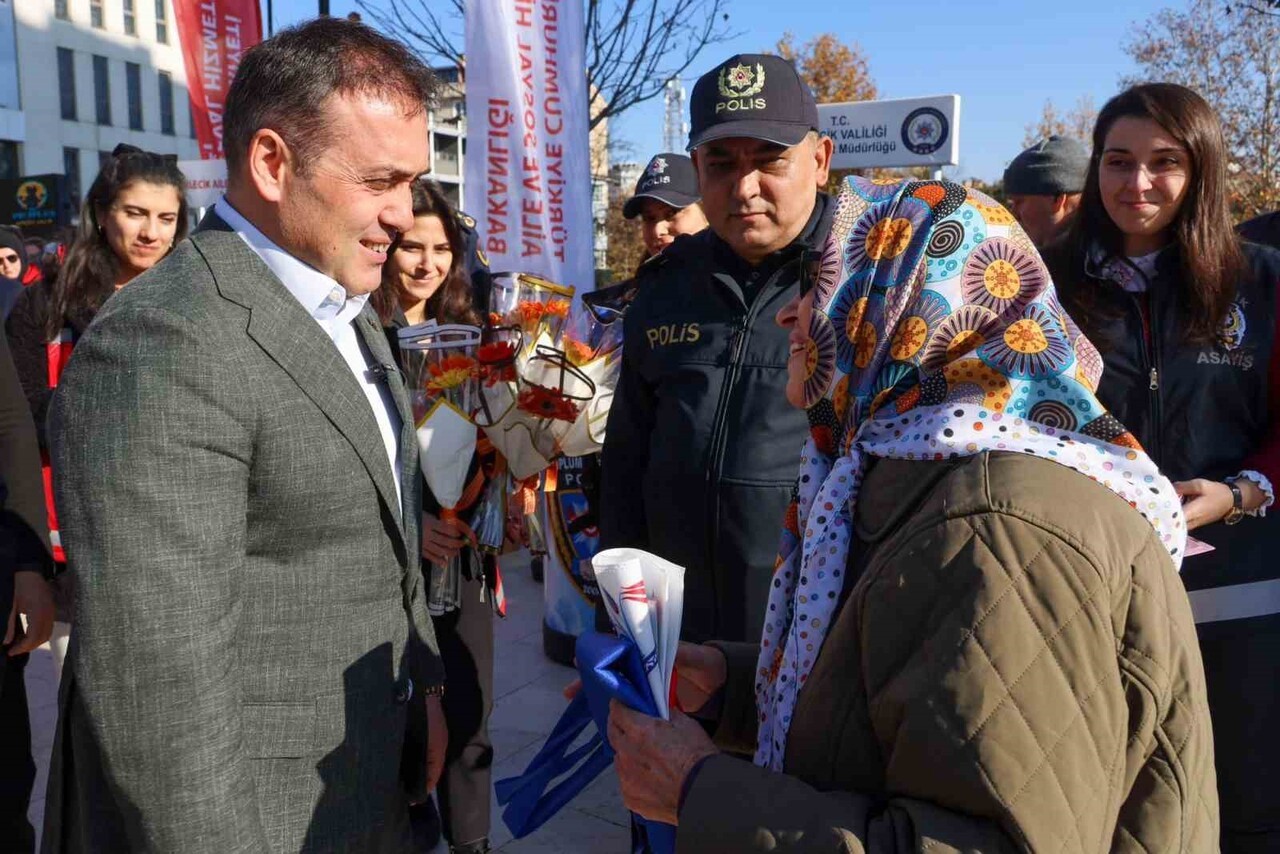 BİLECİK’TE KADINA ŞİDDETE KARŞI FARKINDALIK ETKİNLİĞİ