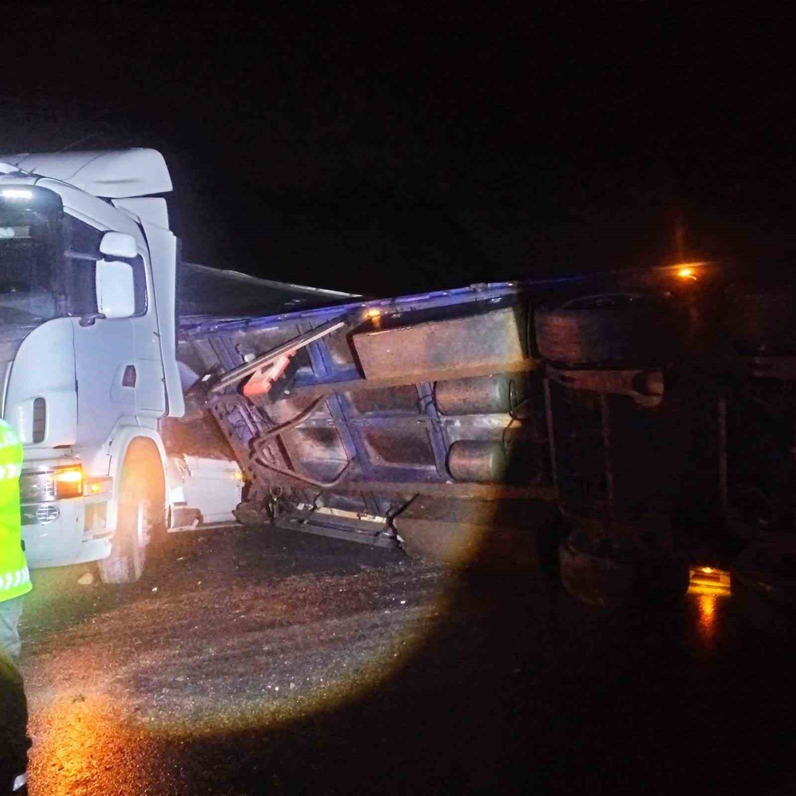 BİLECİK’TE TIR DEVRİLDİ YOL ULAŞIMA KAPANDI