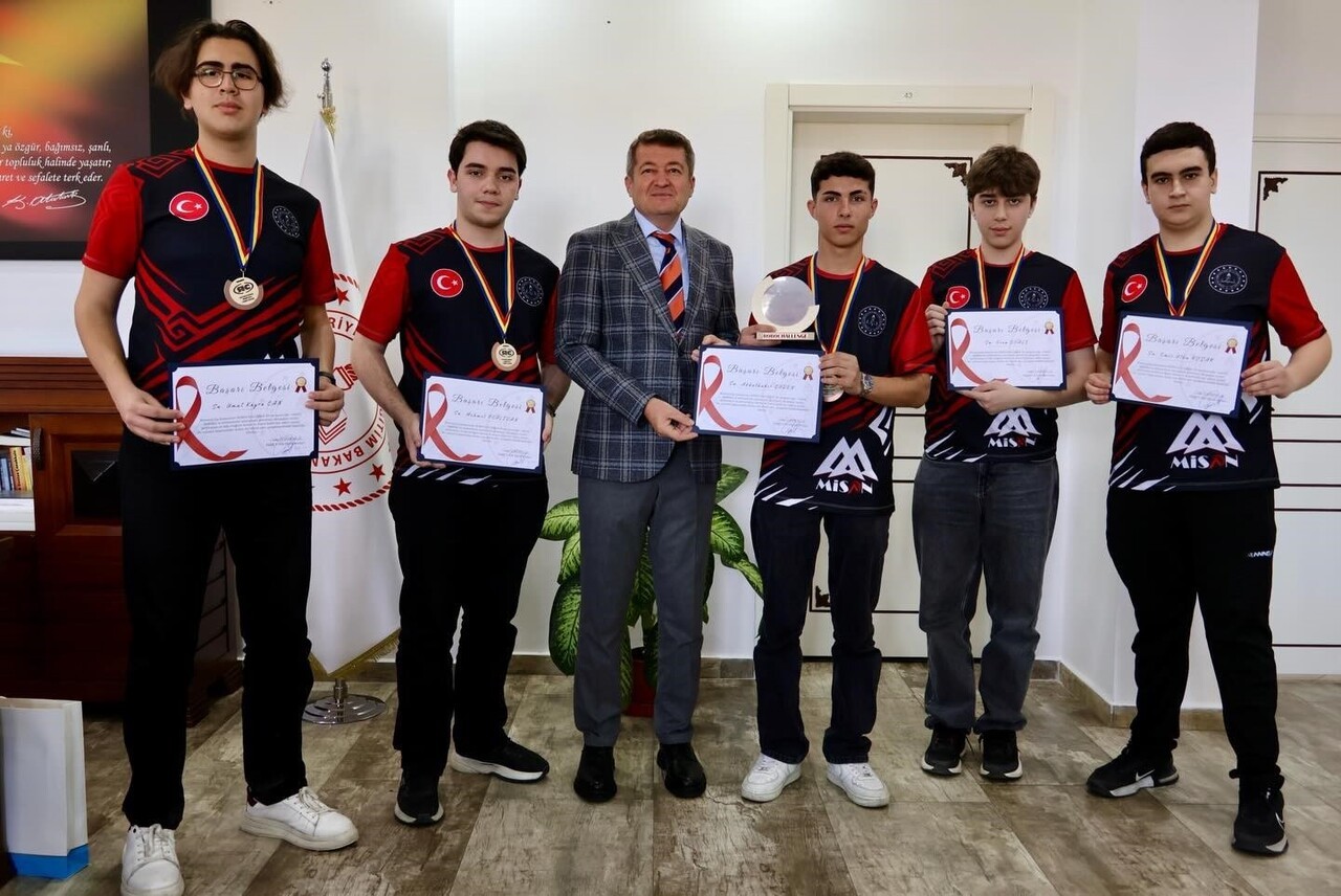 BİLECİKLİ ÖĞRENCİ VE ÖĞRETMENLERDEN DÜNYA ÜÇÜNCÜLÜĞÜ