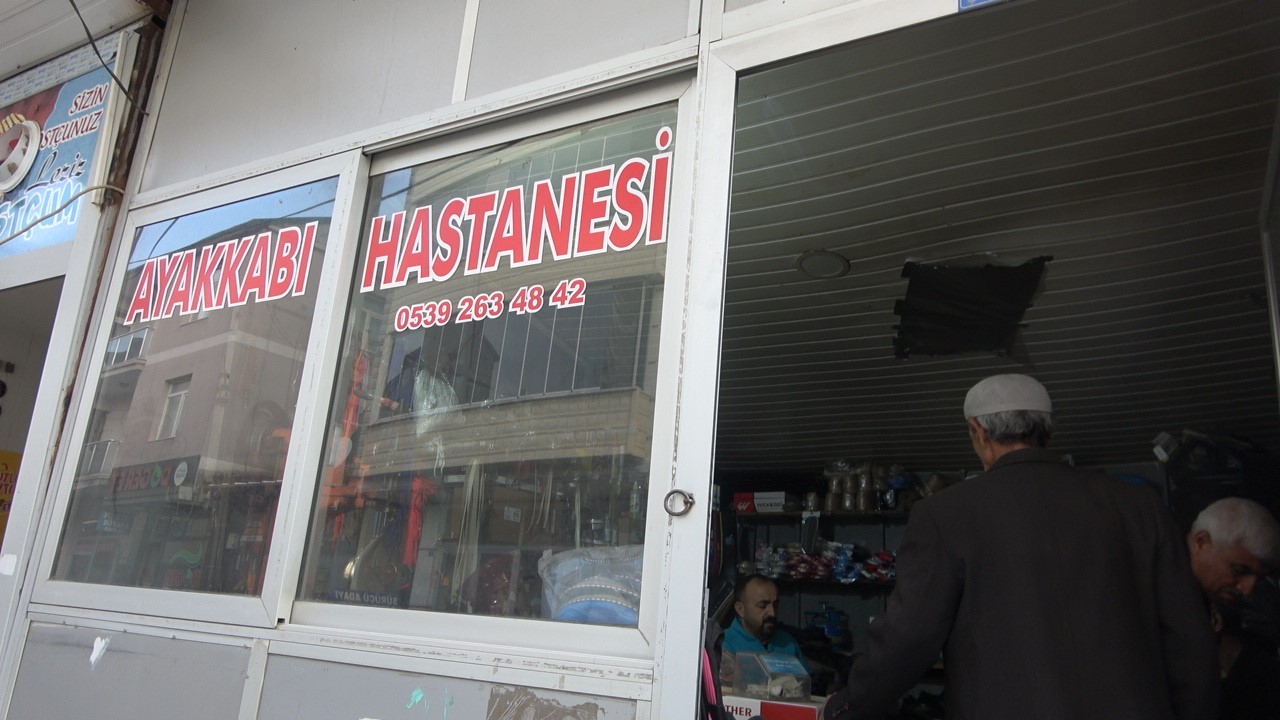 BİNGÖL'DE YAŞAYAN MAHFUZ KOÇDAĞI, 15 YILDIR 10 METREKARELİK DÜKKANINDA AYAKKABI TAMİR EDEREK...
