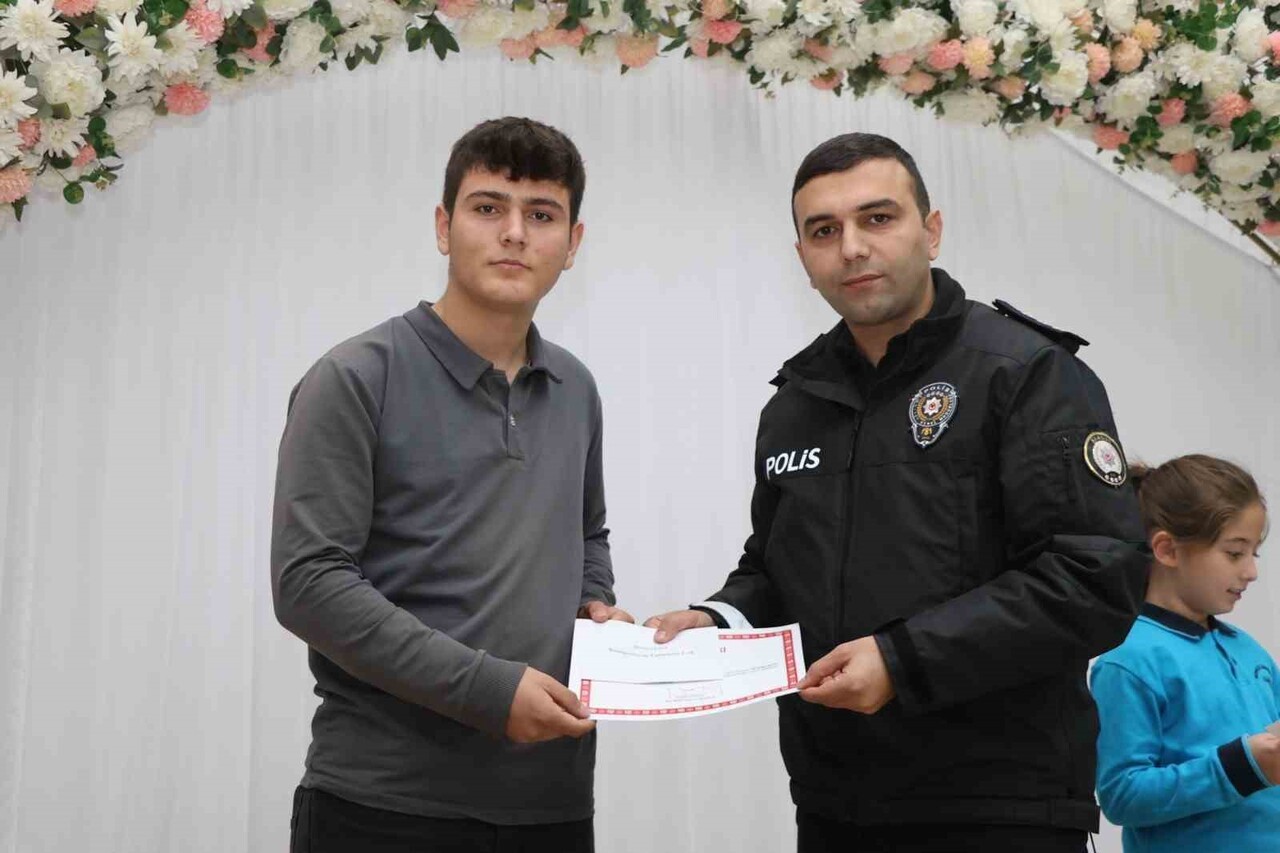 BİR DÜĞÜN SALONUNDA YAPILAN PROGRAMDA  DERECEYE GİREN ÖĞRENCİLERE BELGELER VERİLDİ. ŞİİR VE...