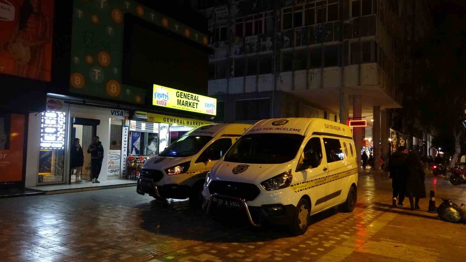 BİR SÜREDİR BİNAYA YAYILAN KÖTÜ KOKUNUN KAYNAĞINI BULAMAYAN VATANDAŞLARIN İHBARI İLE BİR KİŞİNİN...