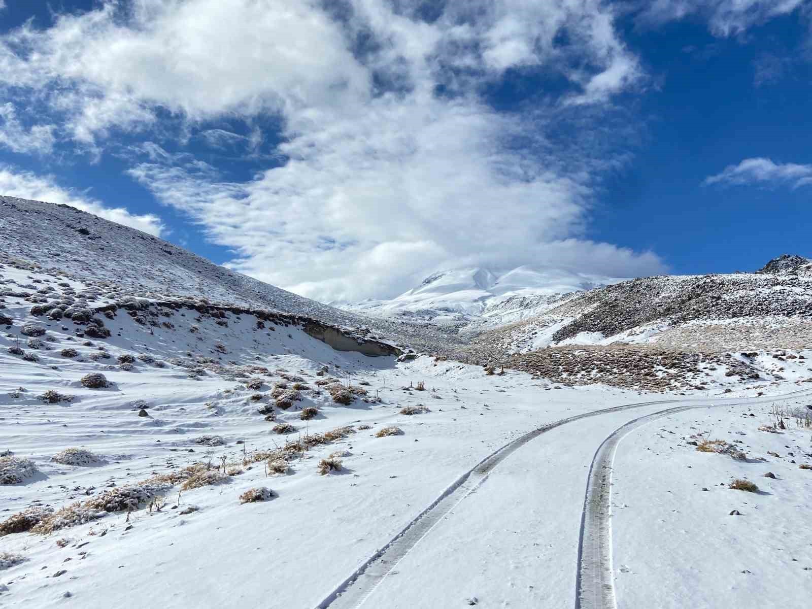 BİTLİS'İN ADİLCEVAZ İLÇESİNE BAĞLI AYDINLAR BELDESİNİN YÜKSEK MAHALLELERİ ETKİLİ OLAN KAR YAĞIŞI...