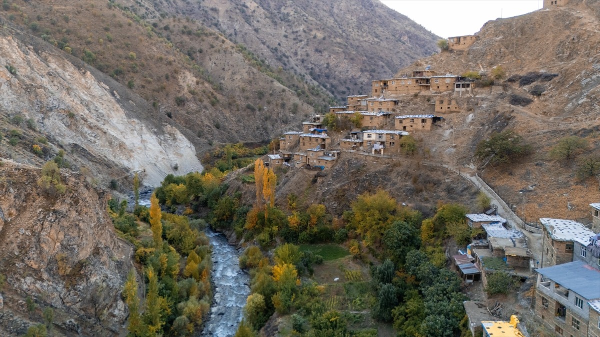 Bitlis'in Hizan ilçesinde taş evleriyle ilgi çeken Uzuntaş köyü, sonbahar renkleriyle fotoğraf...