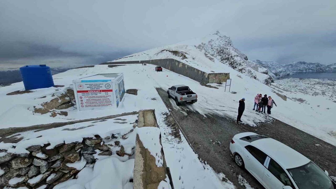 BİTLİS’İN TATVAN İLÇESİNDEKİ NEMRUT KALDERASI, ETKİLİ OLAN KAR YAĞIŞIYLA BİRLİKTE BEYAZA...
