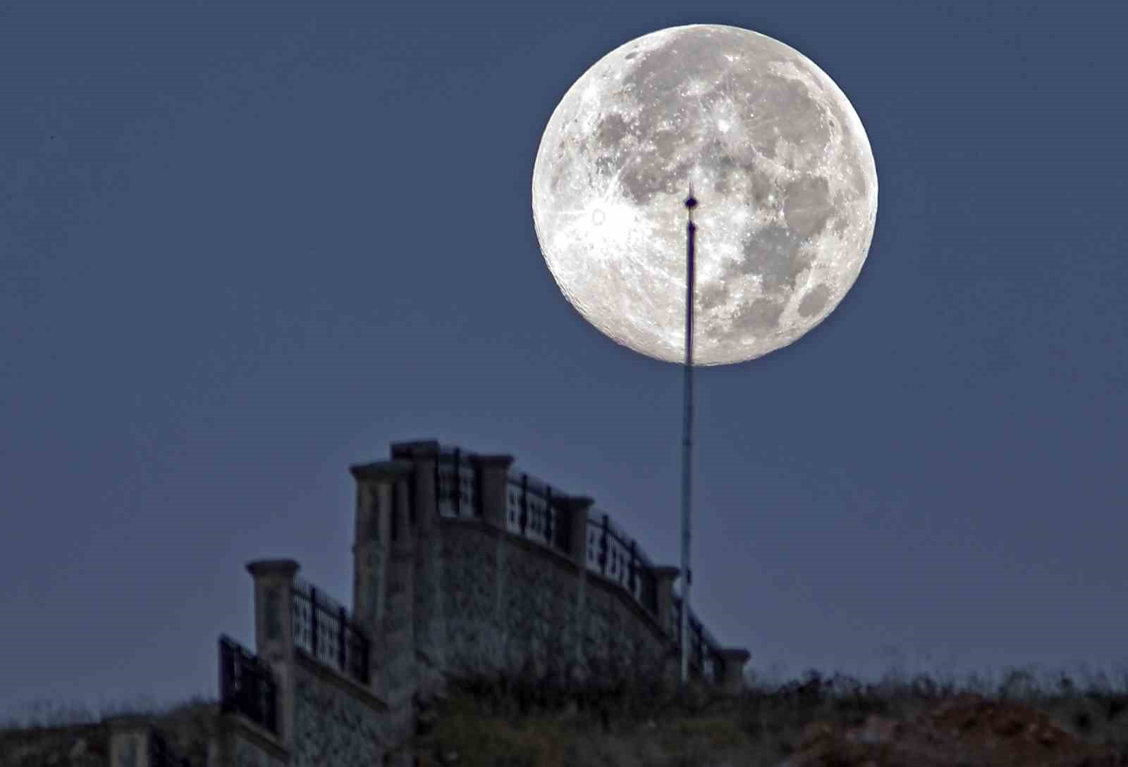 BİTLİS SEMALARINDA SABAHIN ERKEN SAATLERİNDE, SÜPER AY OLAYININ HEMEN ARDINDAN AY’IN UFKA DOĞRU...