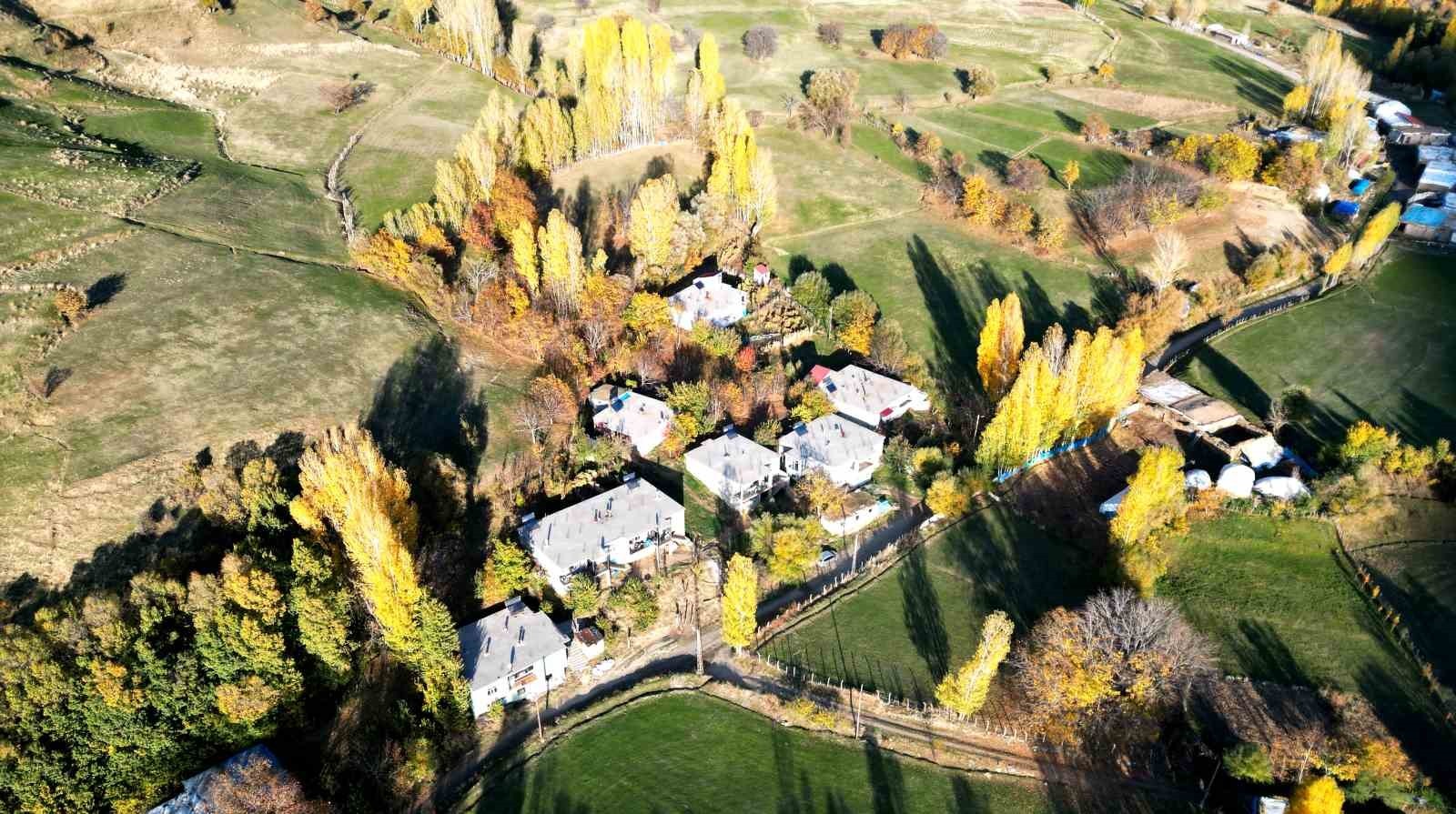 BİTLİS, SONBAHARIN GELİŞİYLE BİRLİKTE ADETA BİR RENK ŞÖLENİNE DÖNÜŞTÜ.