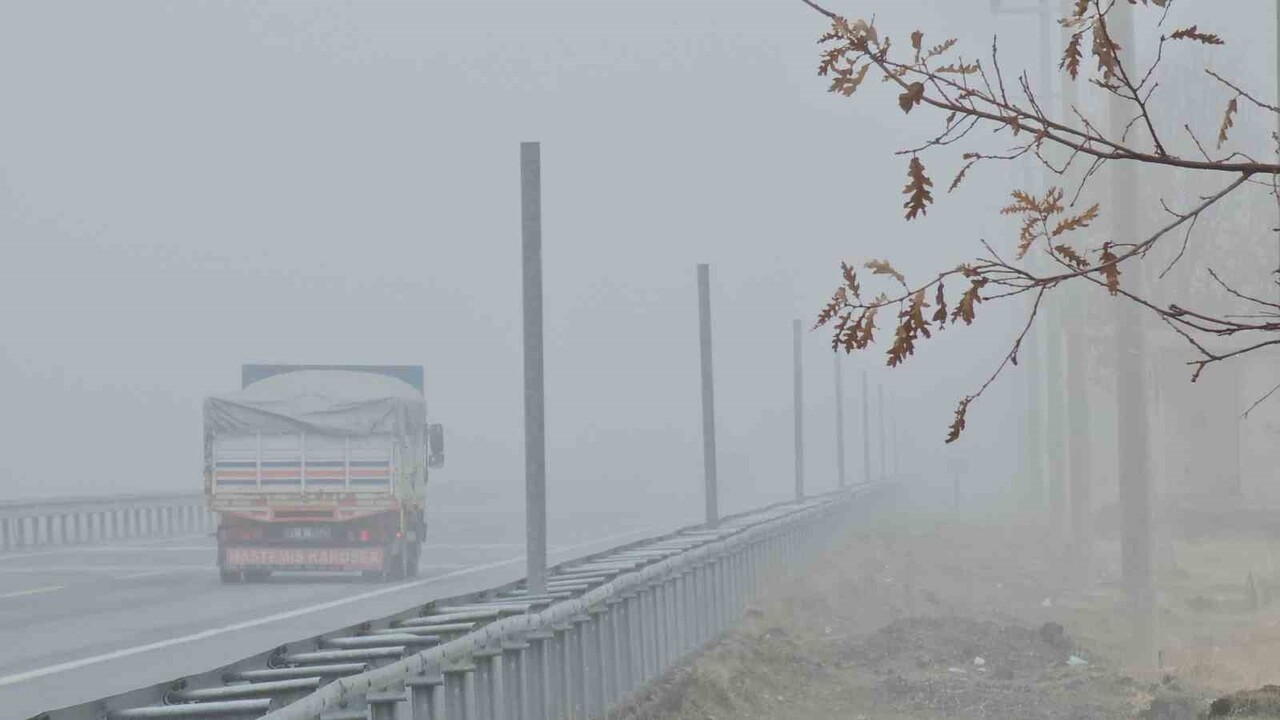 BİTLİS’TE SABAH SAATLERİNDEN İTİBAREN ETKİLİ OLAN YOĞUN SİS, ÖZELLİKLE TATVAN İLÇESİNDEKİ NEMRUT...