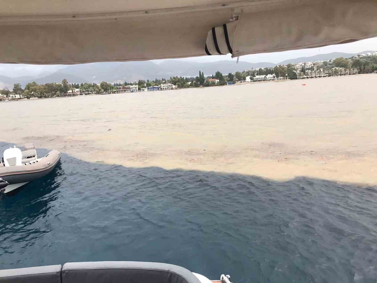 BODRUM’DA SAĞANAK SONRASI DENİZ ÇAMURA DÖNDÜ, İKİYE AYRILAN RENK GÖRENLERİ ŞAŞIRTTI