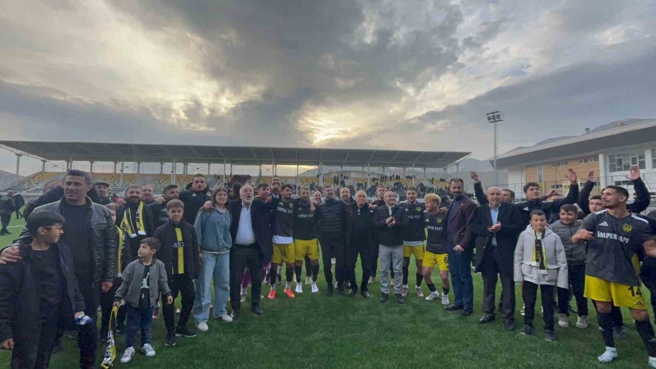 BÖLGESEL AMATÖR LİG'DE (BAL) MÜCADELE EDEN BİTLİSSPOR, BU SEZON SERGİLEDİĞİ İSTİKRARLI...