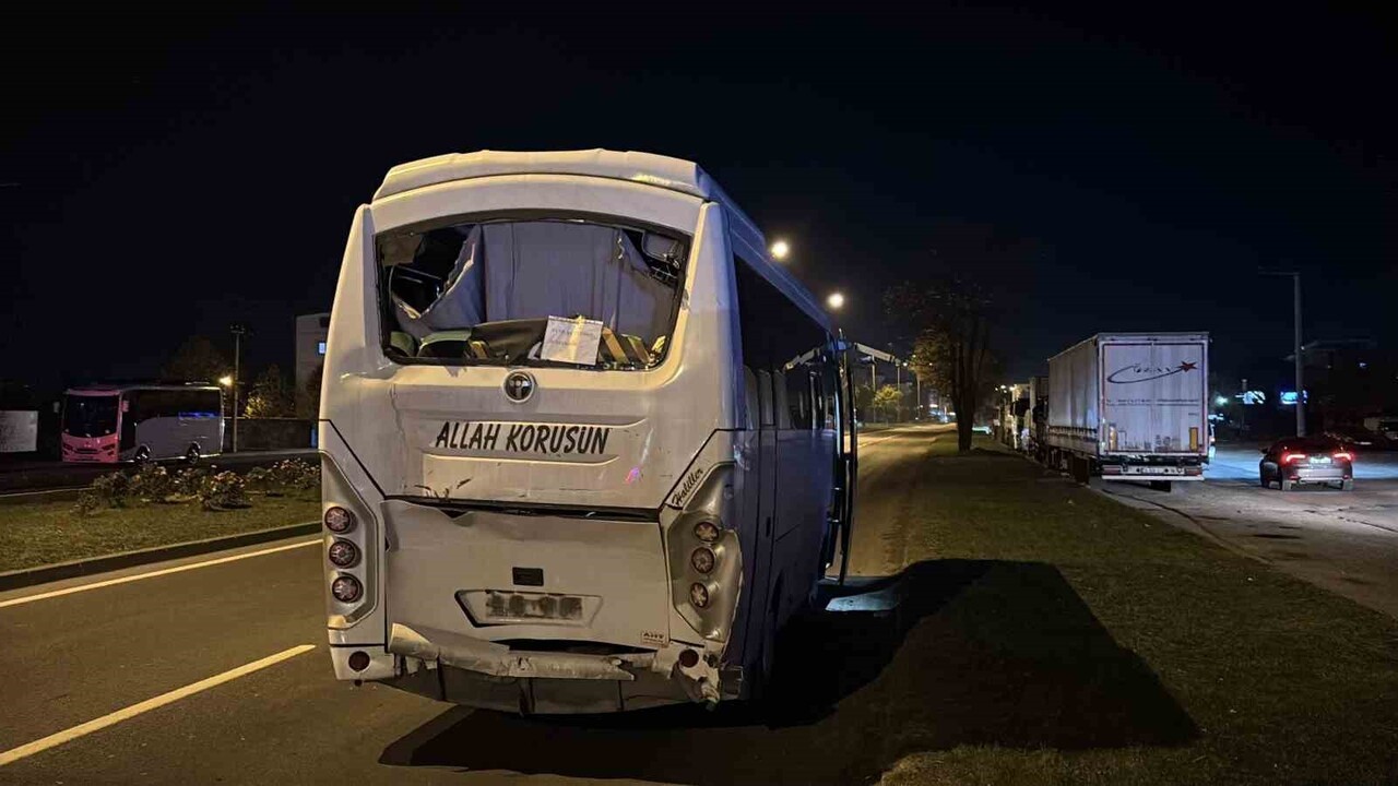 BOLU'DA D-100 KARA YOLUNDA 3 SERVİS MİDİBÜSÜNÜN ÇARPIŞMASI SONUCU 11 KİŞİ YARALANDI.