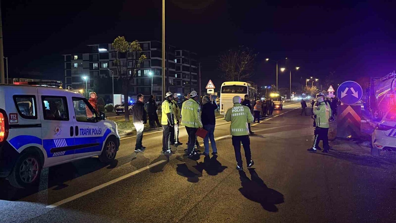 BOLU'DA D-100 KARA YOLUNDA 3 SERVİS MİDİBÜSÜNÜN ÇARPIŞMASI SONUCU 11 KİŞİ YARALANDI.