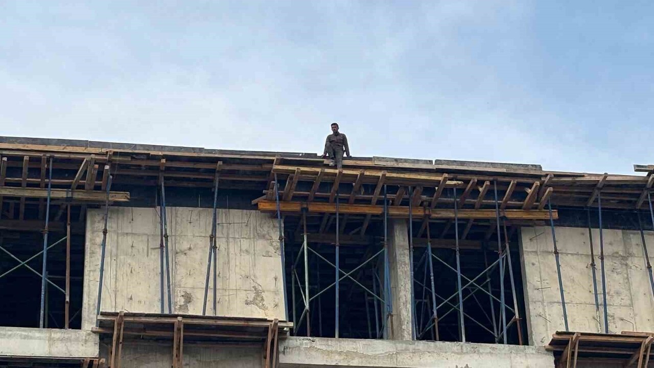 BOLU'DA KIZ ÖĞRENCİ YURDU İNŞAATINDA ÇALIŞAN İKİ İŞÇİ, 4 AYDIR MAAŞLARINI ALAMADIKLARINI İLERİ...