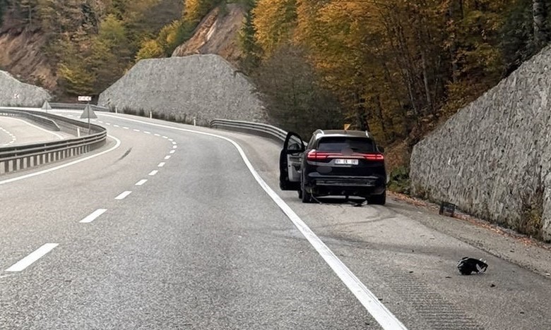 BOLU’DA ANKARA-ZONGULDAK KARA YOLUNDA KONTROLDEN ÇIKAN TOGG MARKA ELEKTRİKLİ OTOMOBİL, İSTİNAT...